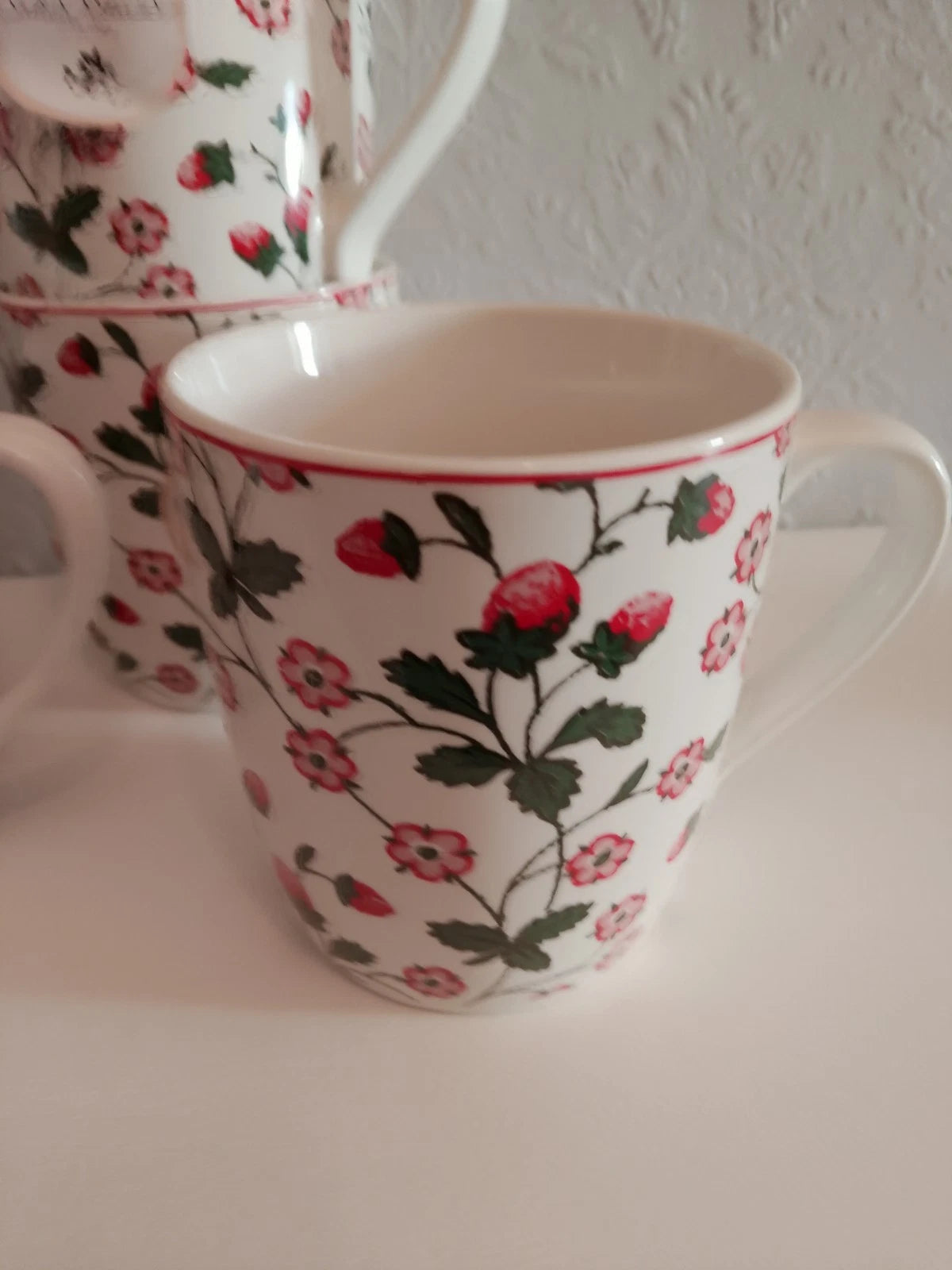 Laura Ashley Set Of 4 Collectables Strawberry Vine Mugs White Red New - Helsby Vintage