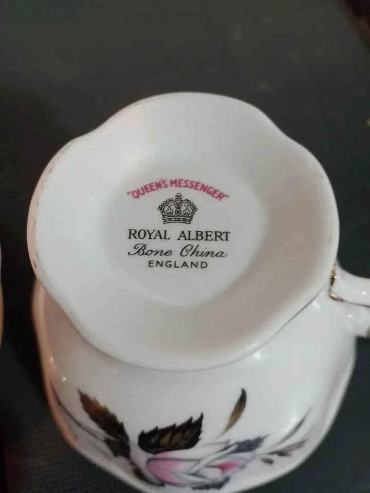 Queens Messenger Royal Albert Set of 4 Trios Cup Saucer And Side Plate - Helsby Vintage