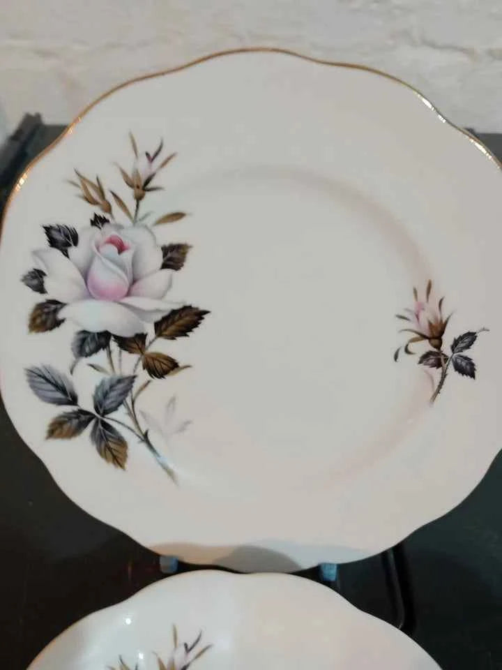 Queens Messenger Royal Albert Set of 4 Trios Cup Saucer And Side Plate - Helsby Vintage