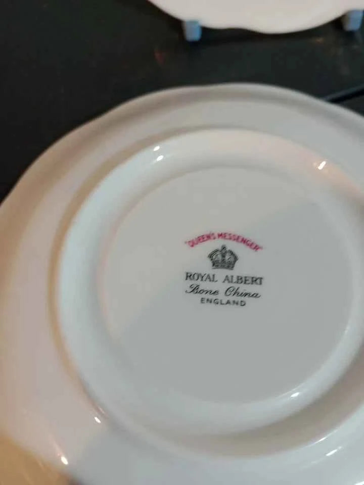 Queens Messenger Royal Albert Set of 4 Trios Cup Saucer And Side Plate - Helsby Vintage