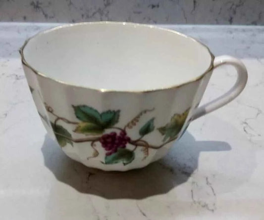 Set Of 4 Royal Worcester Bacchanal Teacup And Saucer WHITE - Helsby Vintage