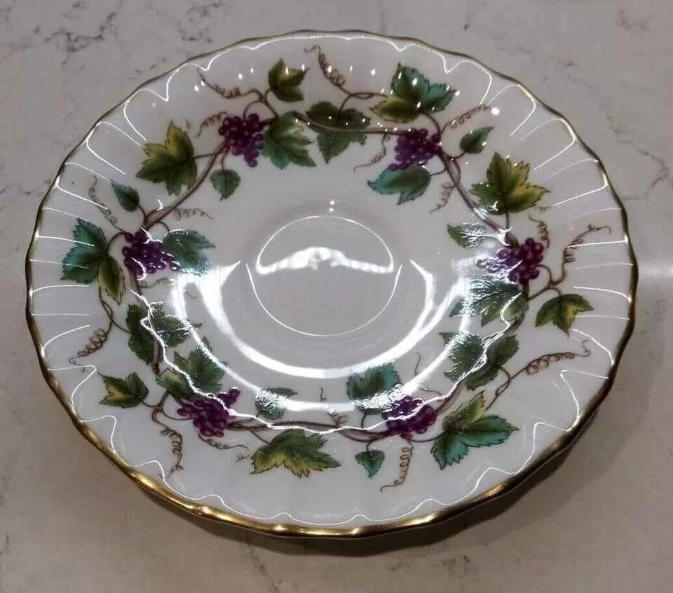 Set Of 4 Royal Worcester Bacchanal Teacup And Saucer WHITE - Helsby Vintage