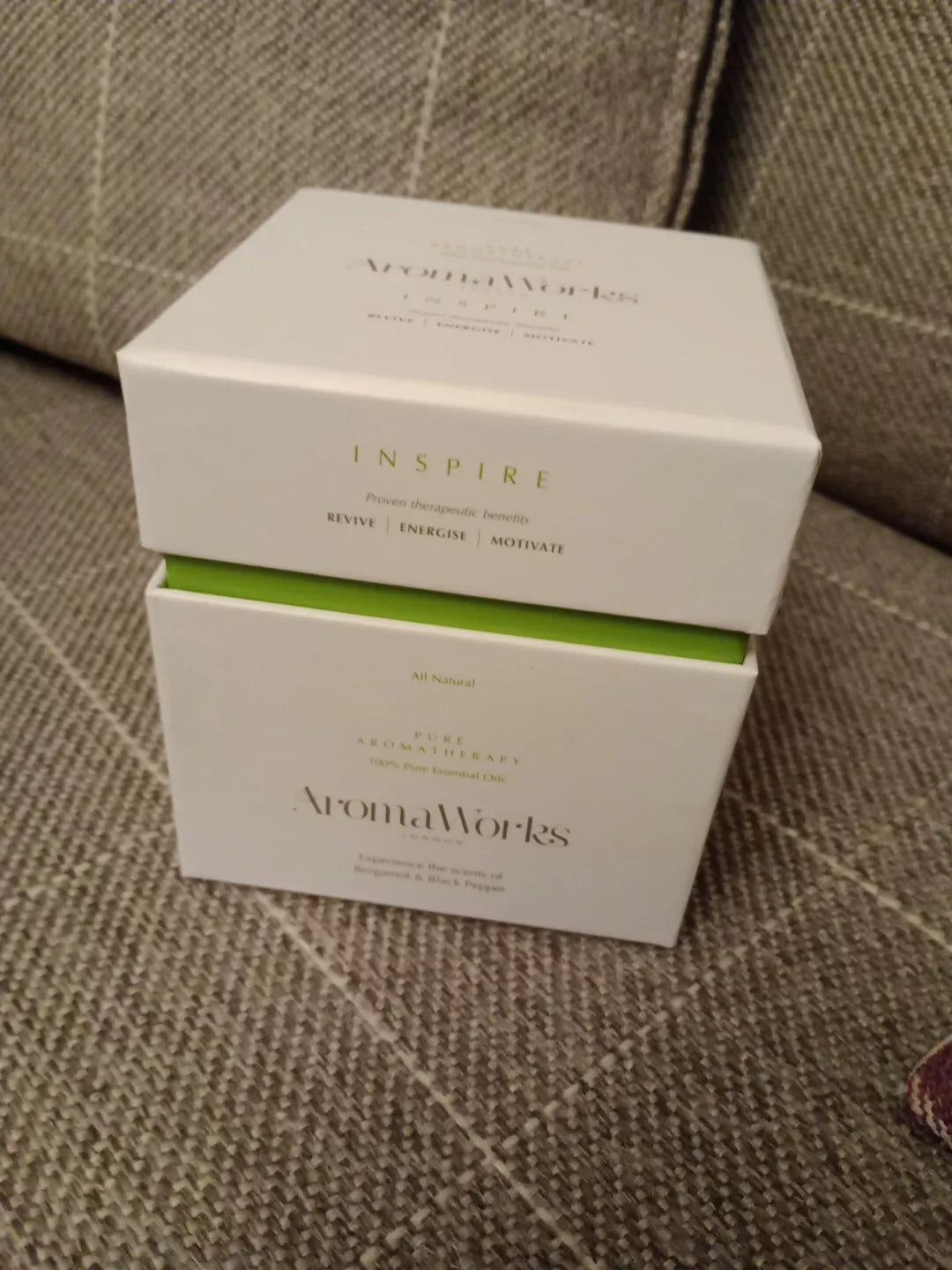 NEW Aromaworks Candle Medium Inspire Bergamot & Black Pepper 32cl