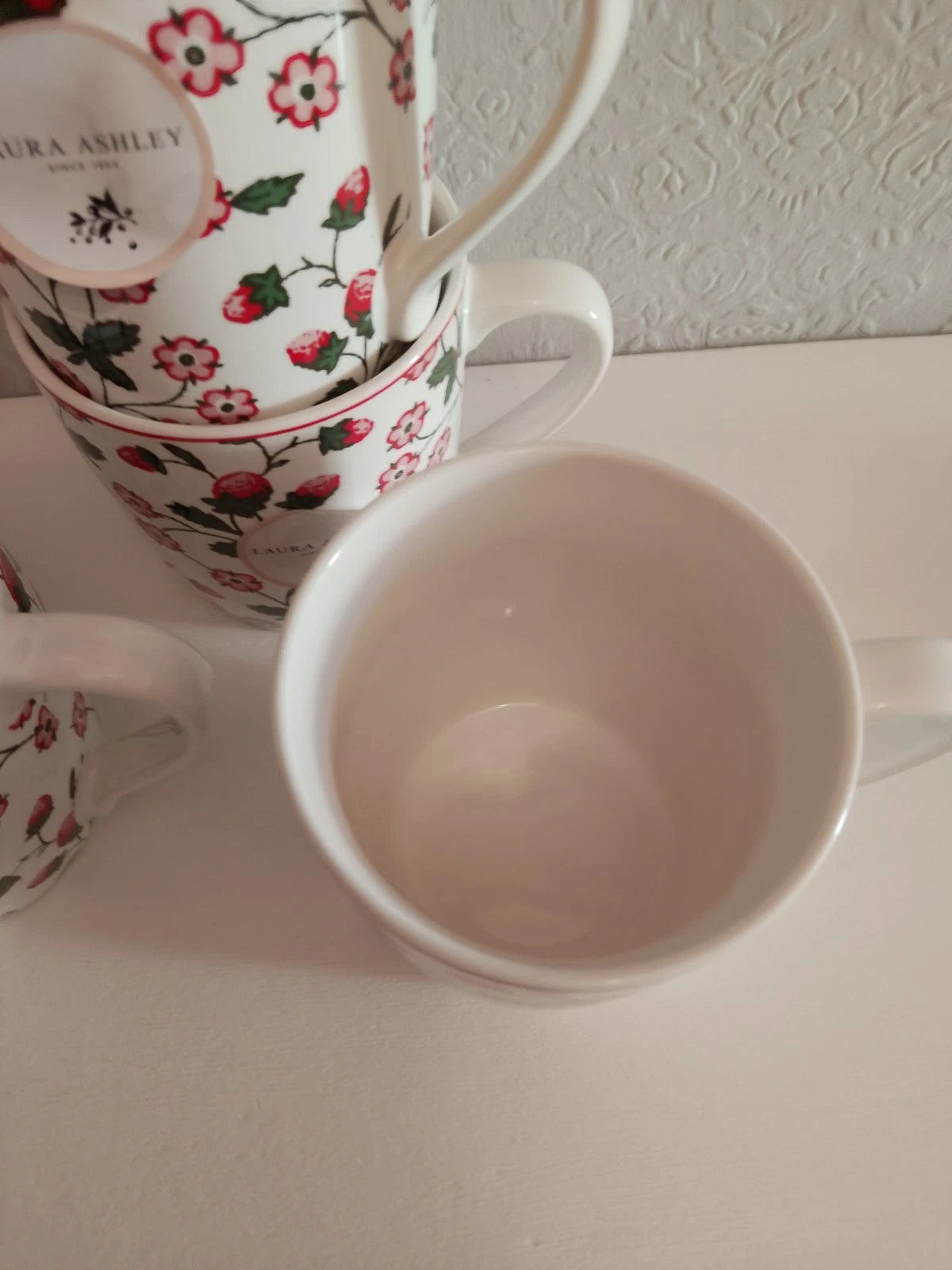 Laura Ashley Set Of 4 Collectables Strawberry Vine Mugs White Red New - Helsby Vintage