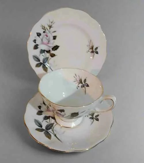 Queens Messenger Royal Albert Set of 4 Trios Cup Saucer And Side Plate - Helsby Vintage