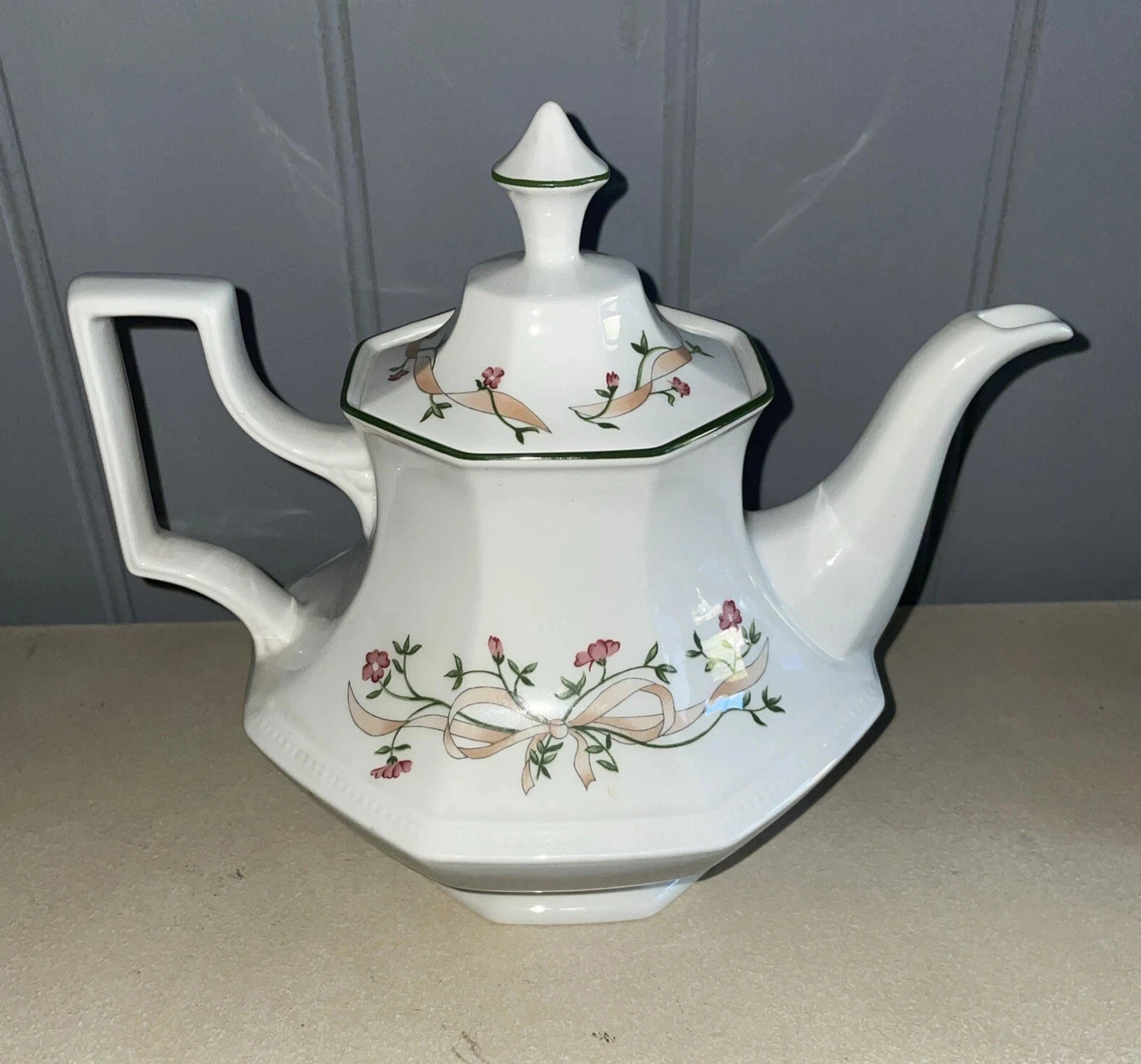 Johnson Brothers ETERNAL BEAU Design Retro 2 Pint Lidded Tea Pot Teapot