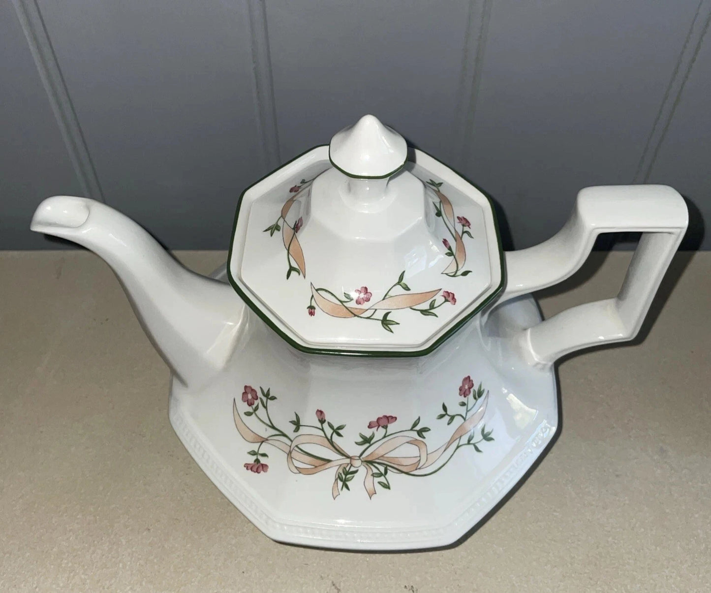 Johnson Brothers ETERNAL BEAU Design Retro 2 Pint Lidded Tea Pot Teapot