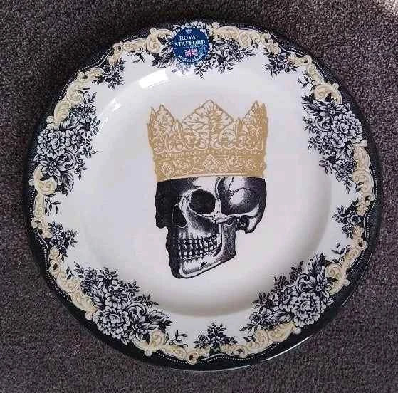 NEW 2 x Royal Stafford King Crown DINNER PLATE 11" Halloween Skull & Crown