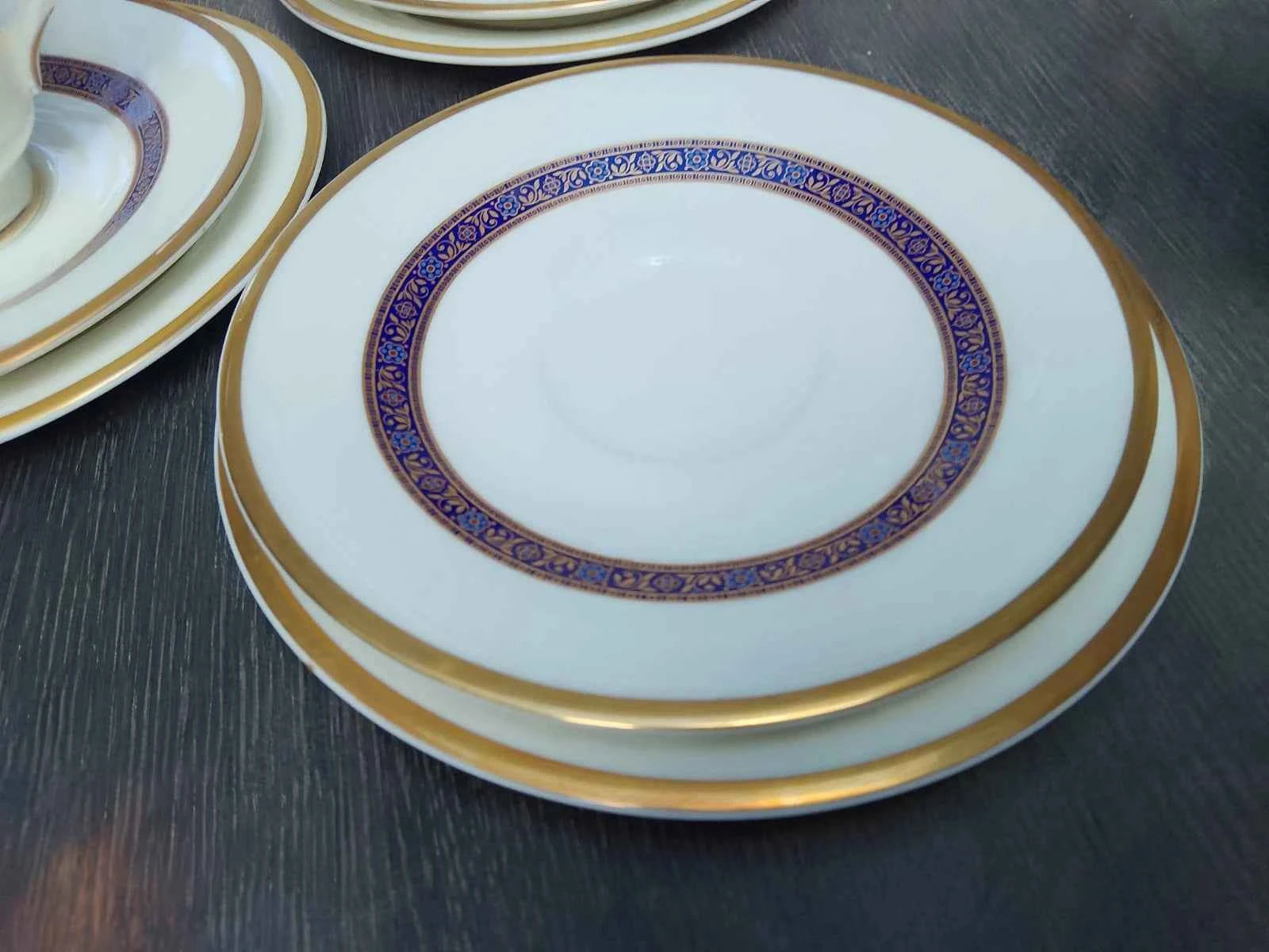 6 x Royal Doulton White / Gold Gilt Harlow Trios (Cups, Saucers, Side Plates )