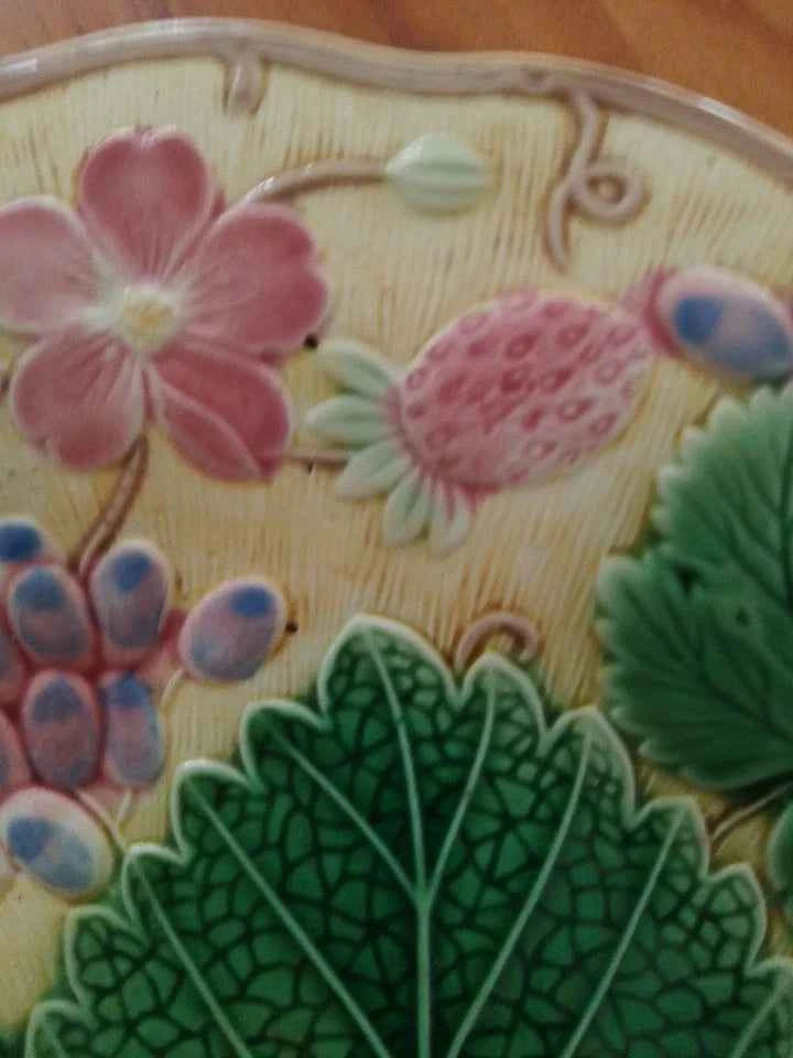 19th Century Green Majolica VINE Leaf Design Dessert Plate by Wedgwood. Antique
