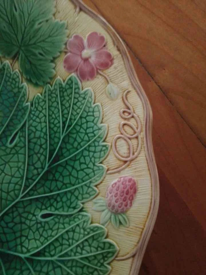 19th Century Green Majolica VINE Leaf Design Dessert Plate by Wedgwood. Antique