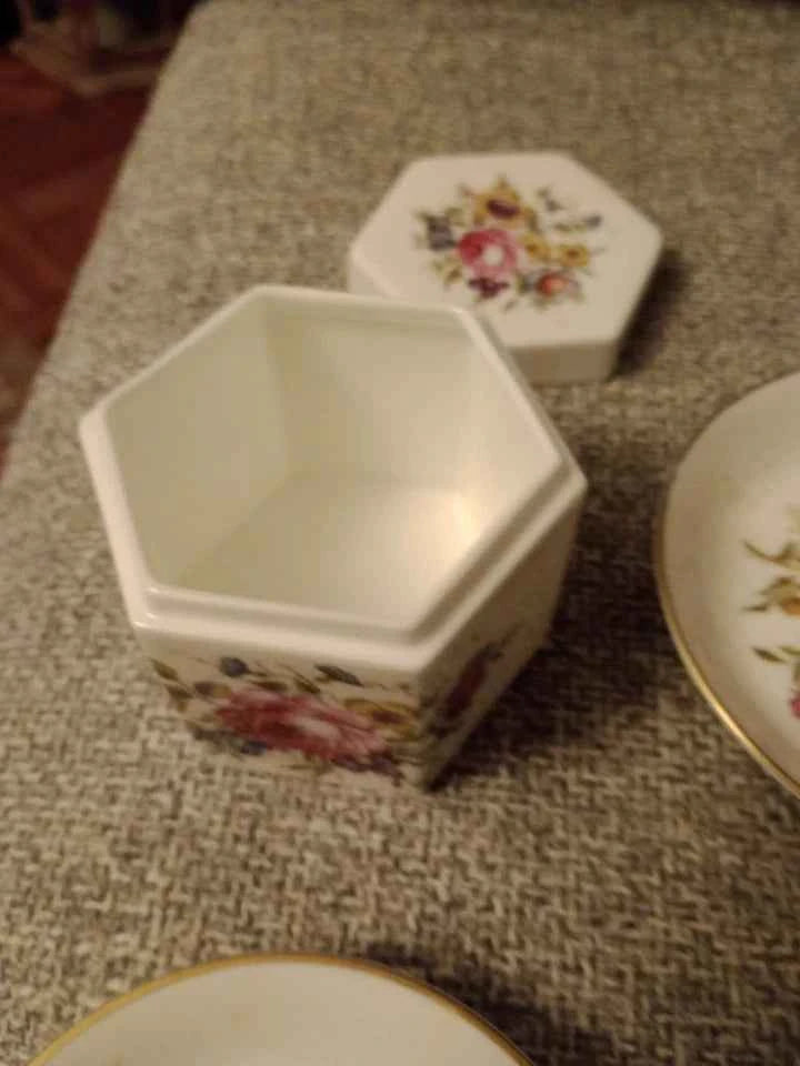 Royal Worcester Hexagonal Pot With Lid Floral Plus 3 Pin Dishes